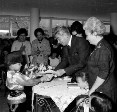 Salomón González Blanco entregando diploma a un niño, durante el festival de cursos en la guarderia de la Secretaría del Trabajo