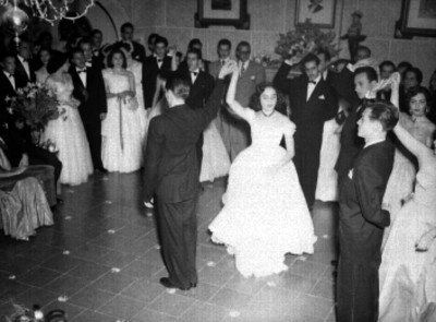 Hija de López Franco bailando en compañía de sus chambelanes su vlas de 15 años