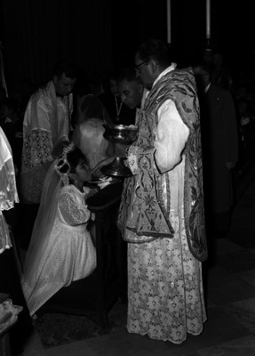 Miguel Darío Miranda y Gómez dando la eucaristía a una niña, quien realiza su primera comunión en la catedral