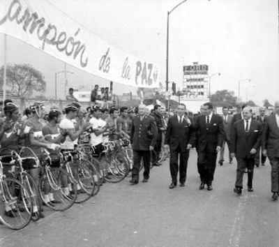 Adolfo López Mateos saluda a ciclistas a participar en la carrera de la Juventud