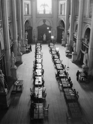 Libreros en un salón de la biblioteca Nacional