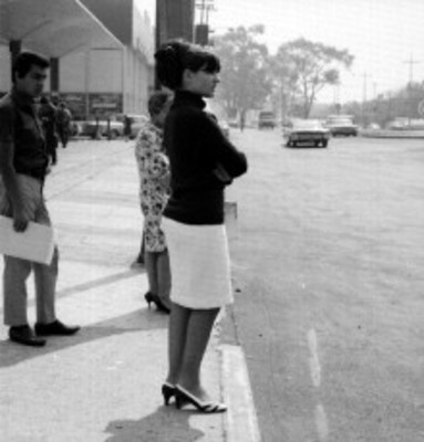 Mujer afuera de un centro comercial