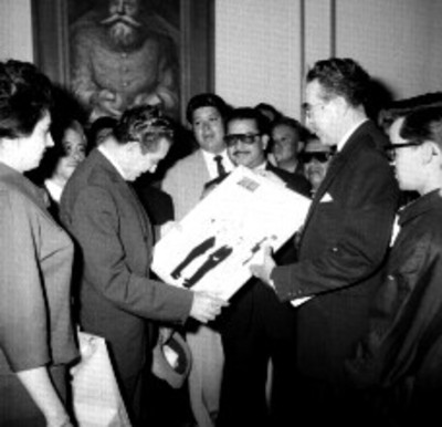 Adolfo López Mateos saluda a indígenas