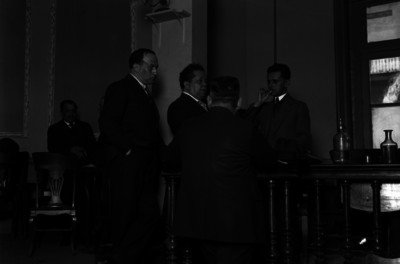 Querido Moheno, abogado dialogando con otros colegas en los tribunales de la cárcel de Belém