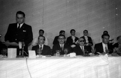 Empresarios y acompañantes al banquete de la Asociación Nacional de Industria Química, retrato de grupo