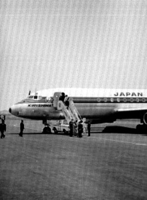 Diplomáticos japoneses bajan de avión a su llegada a México