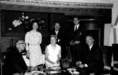 Miembros de un club durante un evento, retrato de grupo