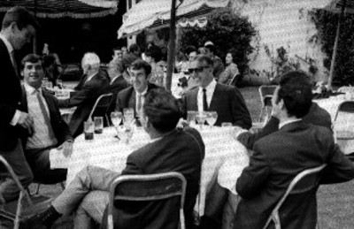 Gente durante un banquete