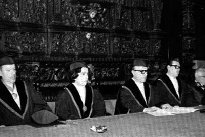 Hombres y mujer presiden ceremonia de graduación