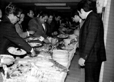 Gente se sirve comida durante un evento