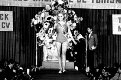Coronación a una reina durante concurso de Miss México 1968
