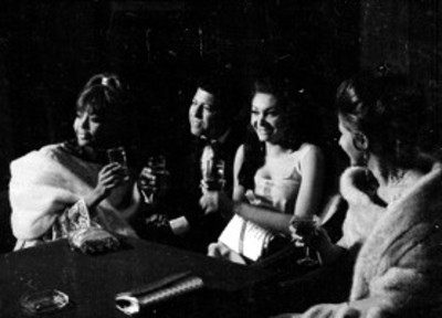 Hombre y mujeres brindan durante un evento, retrato de grupo