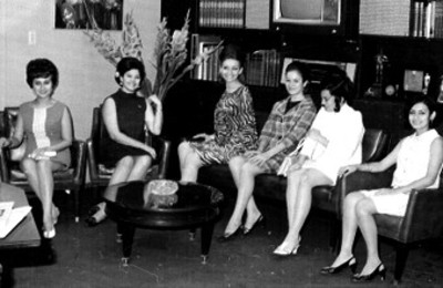 Mujeres sentadas en una sala durante un evento, retrato de grupo