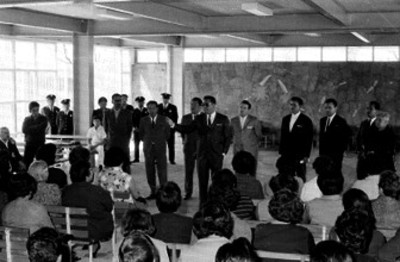 Hombre pronuncia discurso durante una reunión