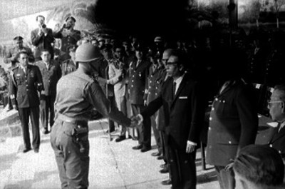 Gustavo Díaz Ordaz saluda a soldados