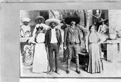 Emiliano y Eufemio Zapata acompañados de sus esposas
