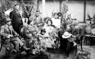 Familia en el patio de una casa, retrato de grupo