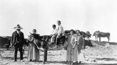 Ciro Domínguez, Eufrosina de Domínguez y familia en el rancho de Jesús María