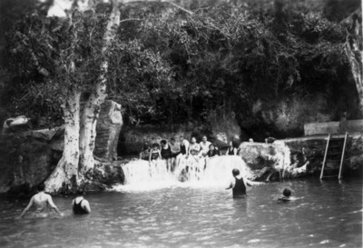 Gente se baña en el río Tlalmanalco