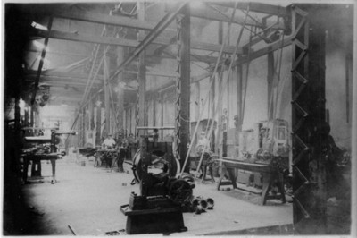 Trabajadores en el interior de la fábrica de San Rafael
