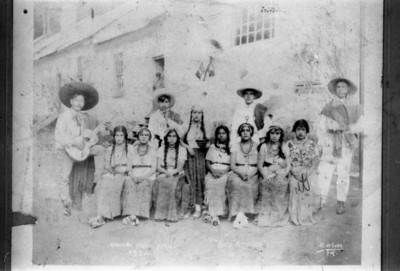 Hombres y mujeres celebran las fiestas patrias, retrato de grupo