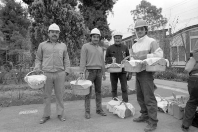 Obreros en el patio con canastas para el almuerzo, exterior de la fábrica de papel