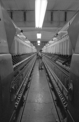 Obrero maneja maquinaria textil en la fábrica Miraflores