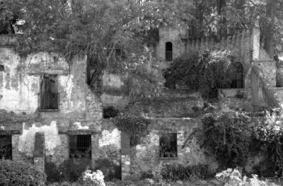 Ventanas, muros almenados y jardínes, exterior de hacienda San Rafael