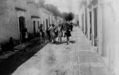 Mujeres vestidas de china poblana montan caballo por la calle