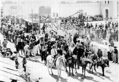 Desfile encabezado por charros frente al Palacio Municipal