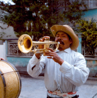Músico toca una trompeta, retrato