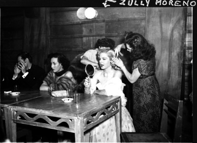 Zully Moreno peinada durante la filmación de la escena de una película