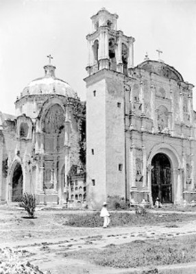 Portada y costado de una iglesia