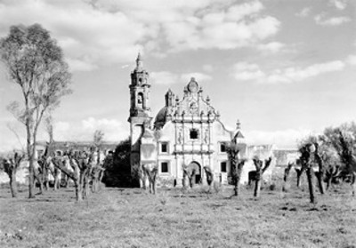Vista de una iglesia desde el atrio