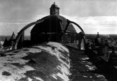 Cúpula y azotea de una iglesia, vista parcial