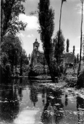 Iglesia a orillas de un lago, vista lateral