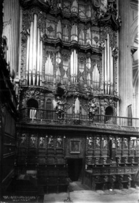 Organo y silleria del "coro", en "la Catedral", vista frontal