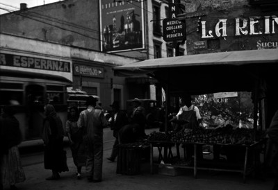 Gente junto a un puesto de frutas en "Plaza de San Lucas"