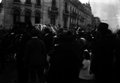 Gente al paso de la carroza fúnebre que conduce los restos de Amado Nervo, a la Rotonda de los Hombres Ilustres