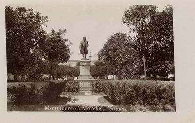 Vista de un "monumento a Morelos" dentro de plaza pública