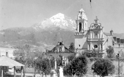 Parroquia de la Inmaculada Concepción al fondo el volcán Popocatépetl