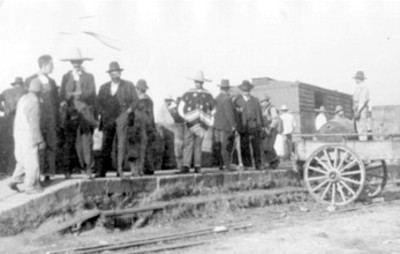 Comerciantes con barriles de pulque