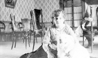 Niña con perro en un salón