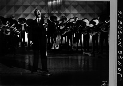 Jorge Negrete, cantante ante los micrófonos de la XEW al parecer durante una grabación