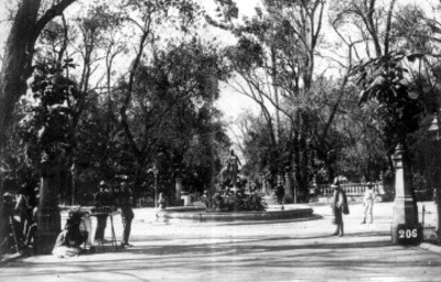 Gente en un parque, vista parcial