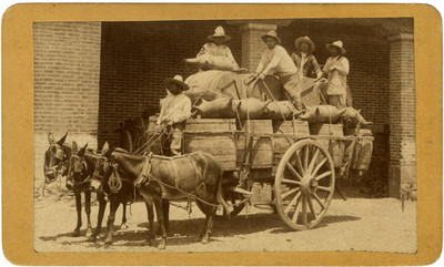 Pulqueros sobre una carreta, en la hacienda Ometusco