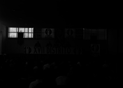 Raúl Noriega y funcionarios en un auditorio, presidiendo una asamblea del XVII Distrito electoral del PRI