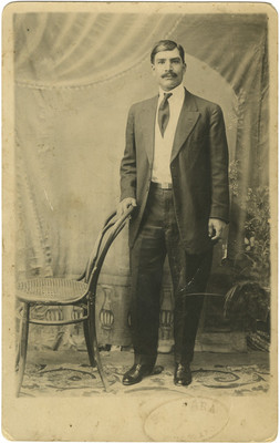 Hilario Demora de pie en estudio fotográfico, retrato
