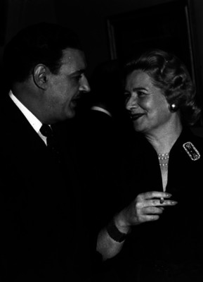 Salvador Novo, escritor conversando con mujer de clase alta durante un evento social