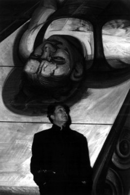David Alfaro Siqueiros frente a uno de sus murales